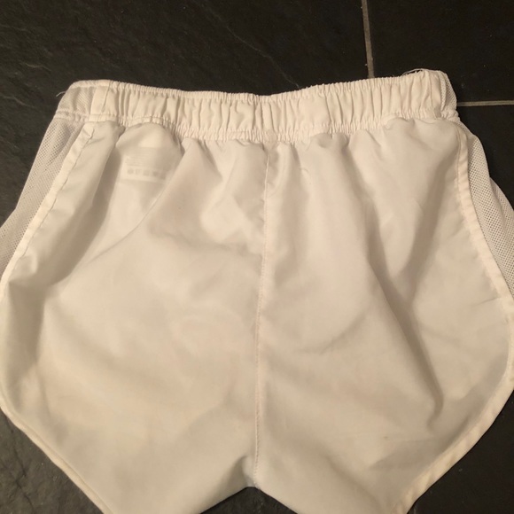 New Nike white shorts - comfortable and breathable - Picture 3 of 5